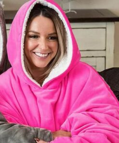 Prevelik zimski pulover s kapuco, ki greje